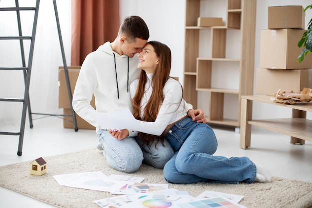 Pareja mudándose a su nueva casa