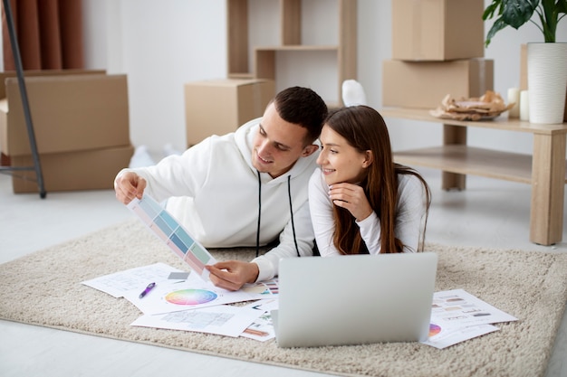 Pareja mudándose a su nueva casa