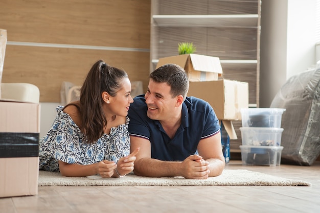 Pareja, mudanza, en, casa, sentado, en, el, floor., Alegre, pareja joven