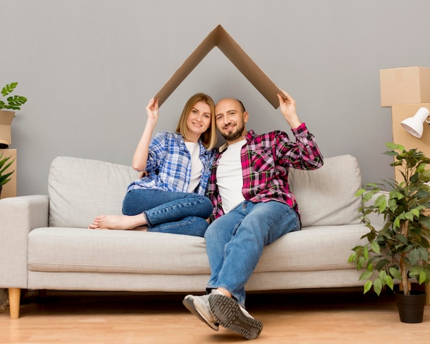 Foto pareja mudarse a una casa nueva