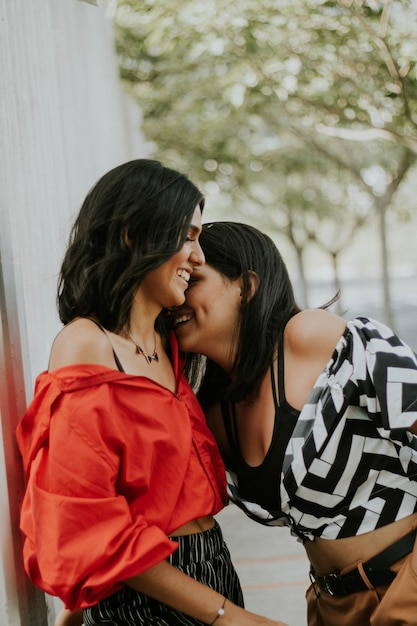 Foto una pareja de mujeres celebrando el amor.