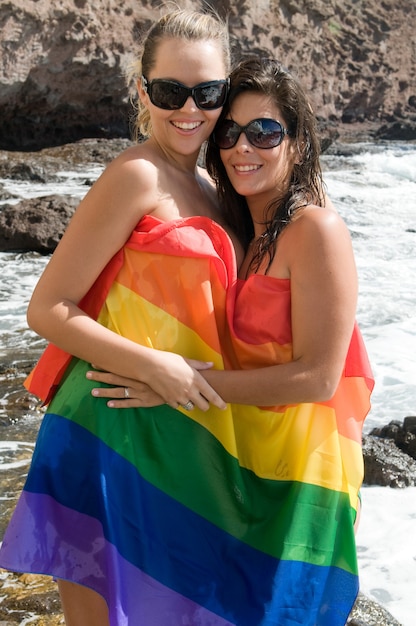 Foto pareja de mujeres enamoradas de arco iris lésbico plano