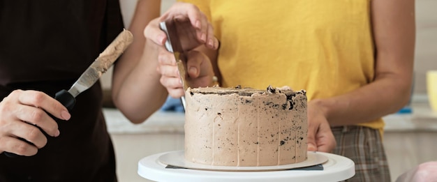 Pareja de mujeres haciendo pastel de chocolate en primer plano de la cocina Proceso de elaboración de pasteles Formato de banner de enfoque selectivo