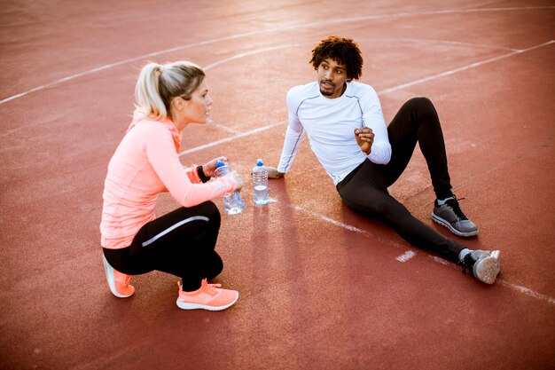 Pareja multiétnica haciendo deporte al aire libre