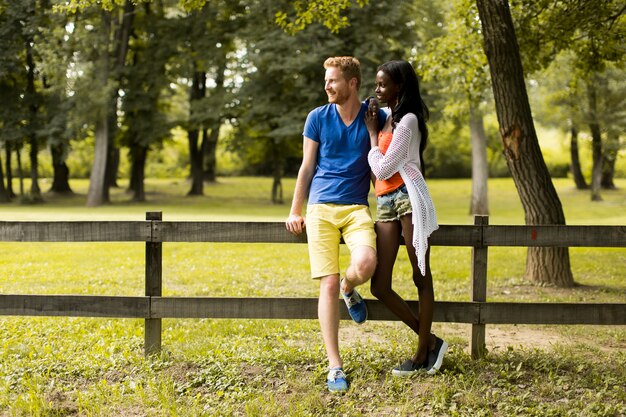 Pareja multirracial en el parque