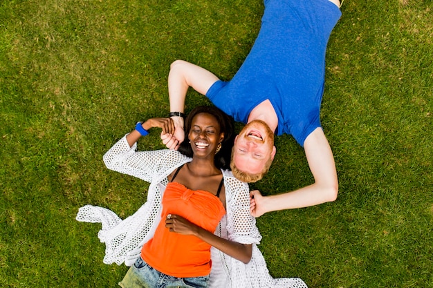 Foto pareja multirracial en el parque