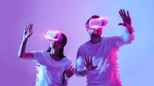 Foto una pareja del mundo digital con gafas virtuales hace un collage de movimientos de manos