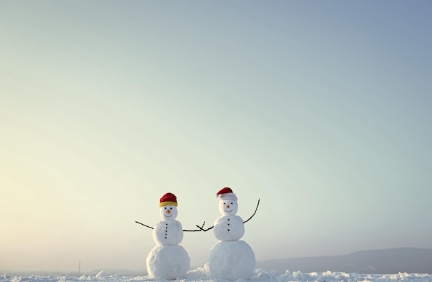 Pareja de muñeco de nieve al aire libre