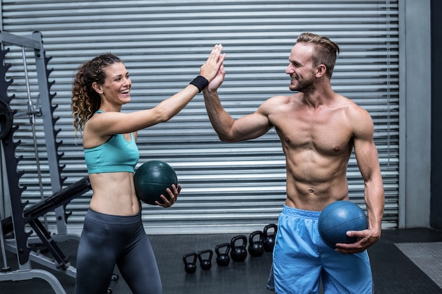 Una pareja muscular dando alta cinco