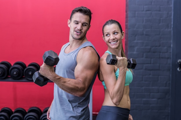 Pareja muscular dando espalda a la espalda