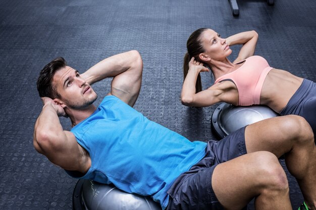 Pareja muscular haciendo abdominales