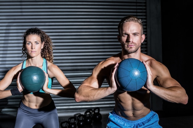 Pareja muscular haciendo ejercicio de pelota