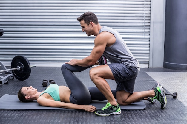 Pareja muscular haciendo un estiramiento de pierna