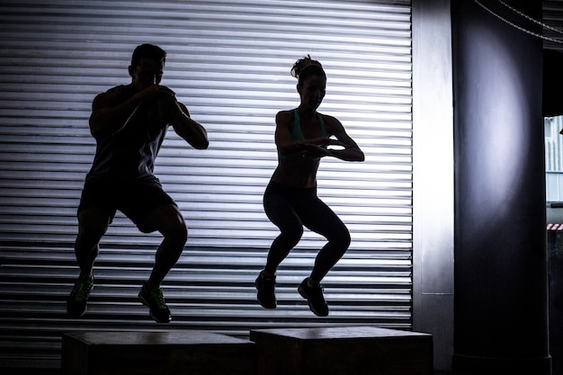 Pareja muscular haciendo sentadillas de salto