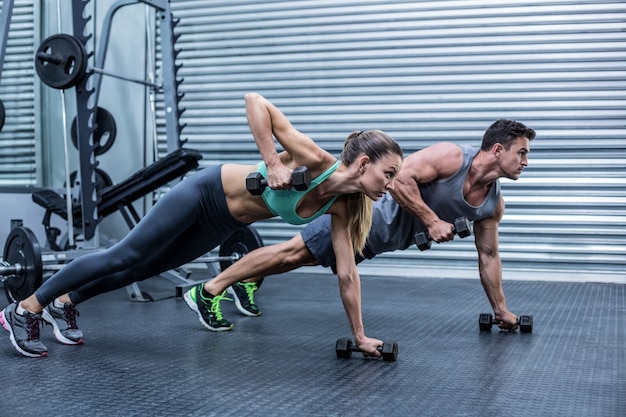 Pareja muscular haciendo tabla ejercicio juntos