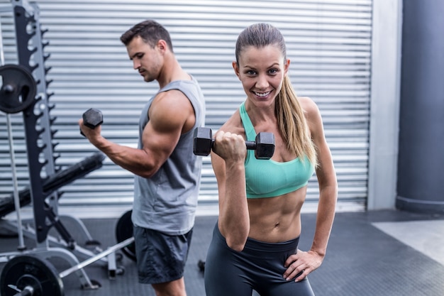 Una pareja muscular levantando pesas