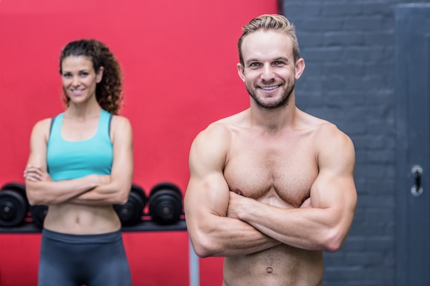 Foto pareja muscular mirando a la cámara