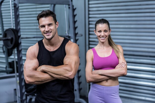 Foto pareja muscular mirando a la cámara