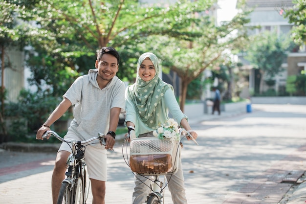 Pareja musulmana en bicicleta