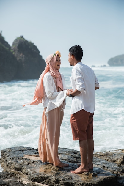 Pareja musulmana en la playa juntos