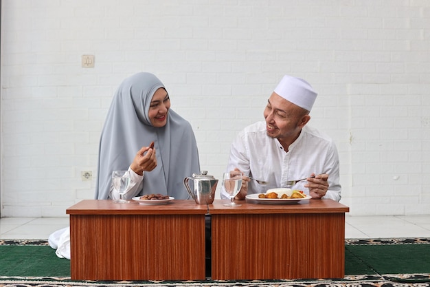 Pareja musulmana teniendo iftar juntos