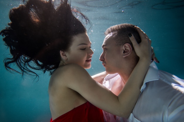 Foto pareja nadando bajo el agua