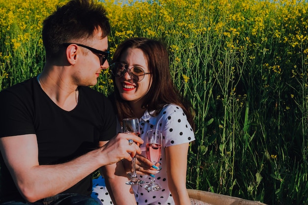 pareja en la naturaleza