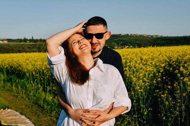 pareja en la naturaleza