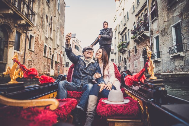 Pareja navegando en góndola veneciana