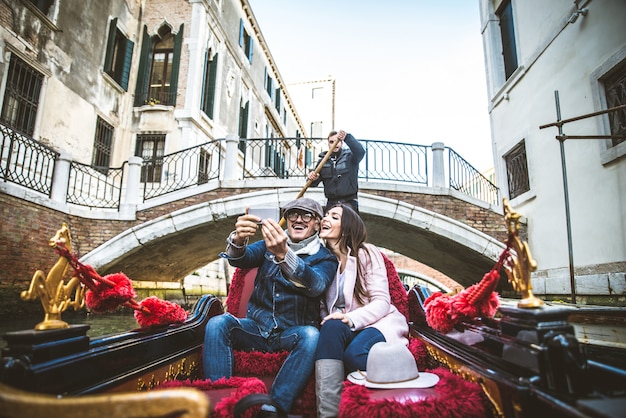 Pareja navegando en góndola veneciana