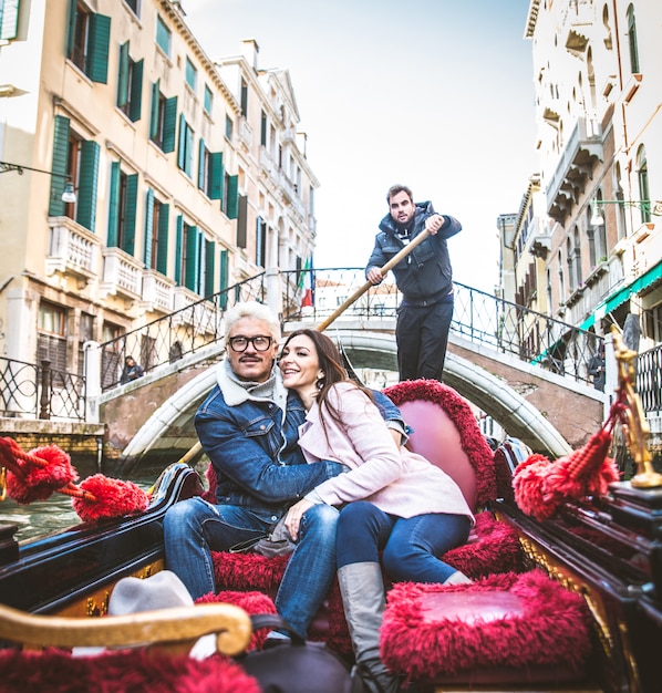 Pareja navegando en góndola veneciana