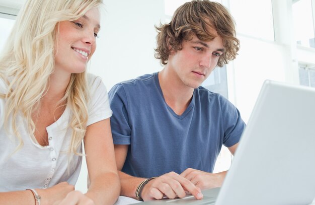 Una pareja navegando por la web en una computadora portátil
