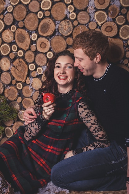 Pareja de Navidad en una casa rural de madera