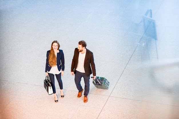 Pareja de negocios en el aeropuerto