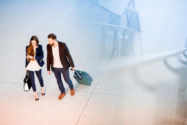 Pareja de negocios en el aeropuerto