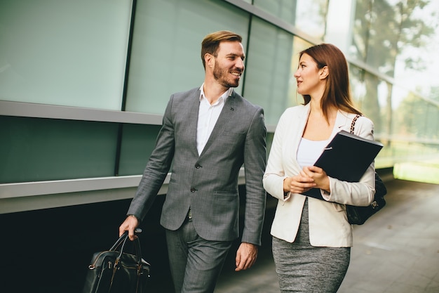 Pareja de negocios al aire libre