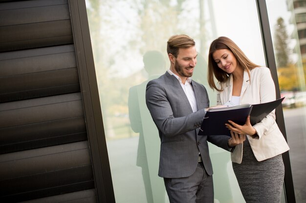 Pareja de negocios al aire libre