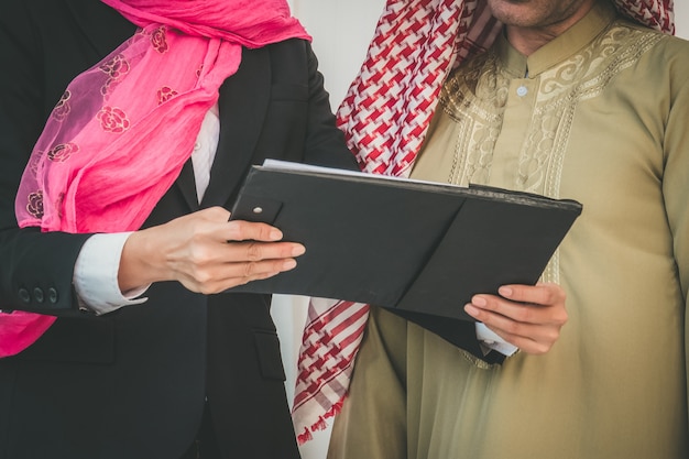 Pareja de negocios árabes trabajando en la oficina