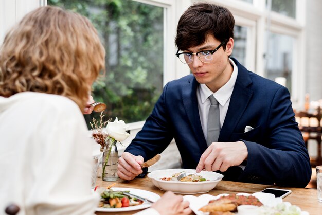 Pareja de negocios cenando juntos