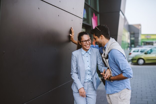 Pareja de negocios en coffee break fuera. Negocios casuales. Busine