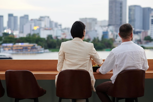 pareja de negocios descansando después del trabajo