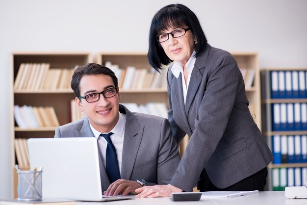 Pareja de negocios discutiendo en la oficina