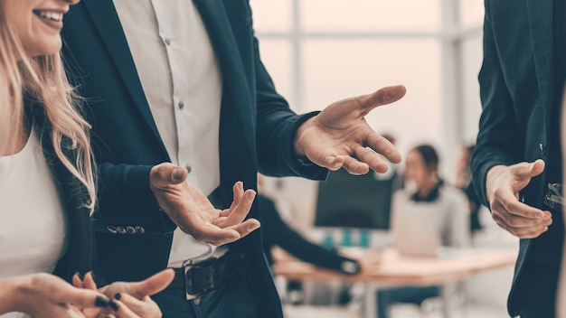 Pareja de negocios hablando de algo de pie en la oficina