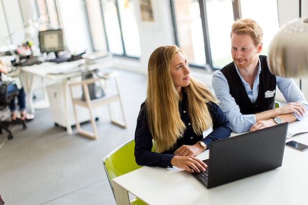 Pareja de negocios en la oficina