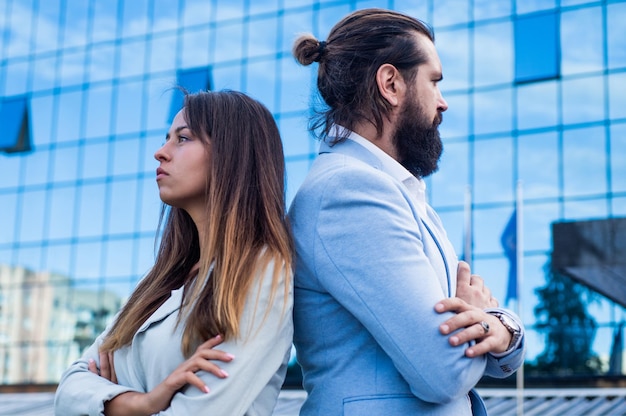 Pareja de negocios seguros al aire libre vida de oficina moderna