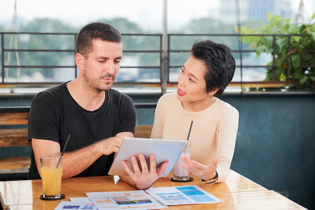 Pareja de negocios con tablet pc