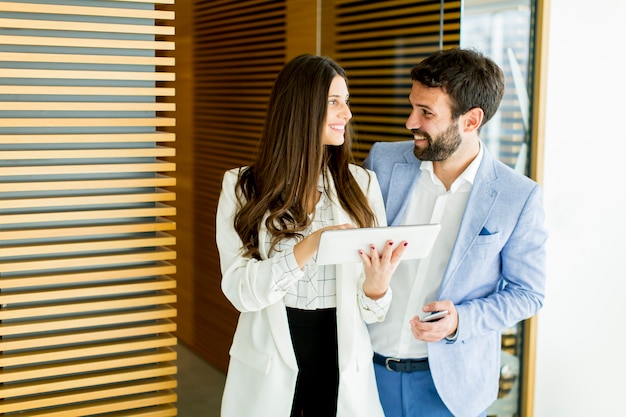 Pareja de negocios con tableta en la oficina