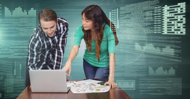 Foto pareja de negocios trabajando en una computadora portátil con interfaz de texto en pantalla