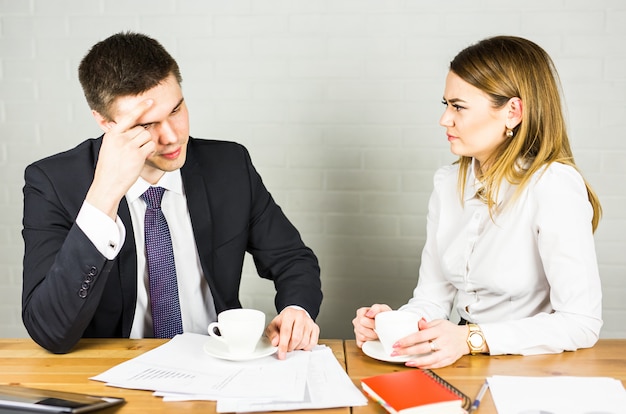 Pareja de negocios trabajando juntos en el proyecto en la oficina de inicio moderna.