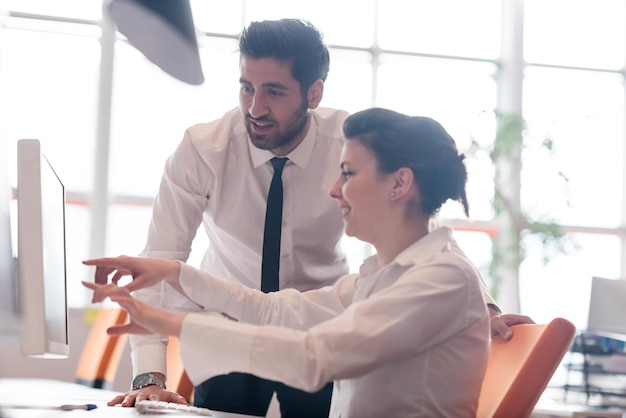 pareja de negocios trabajando juntos en proyecto en la oficina moderna de inicio